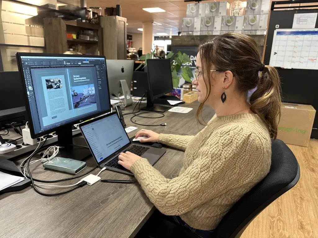 Vormgeefster Andrea is bezig met de vormgeving van het boekje van Hans Sakkers, De Twee Bunkerhospitalen. Origin Marketing verzorgde vormgeving en drukwerk.