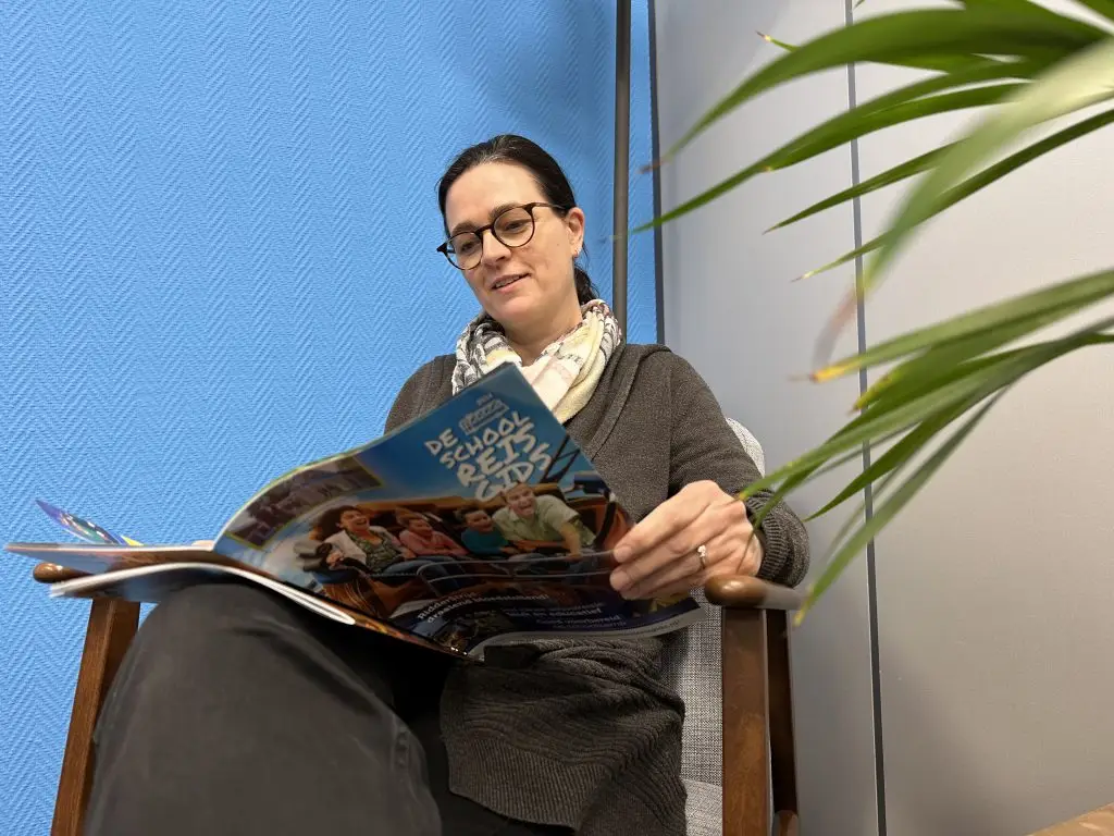 Martine van der Peijl leest de Schoolreisgids